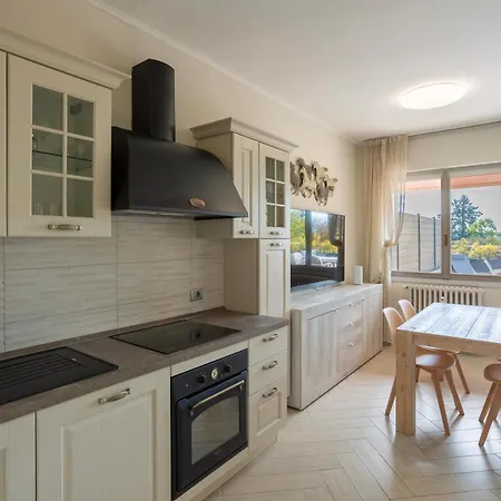 - Jacuzzi E Vistalago Appartamento Lesa